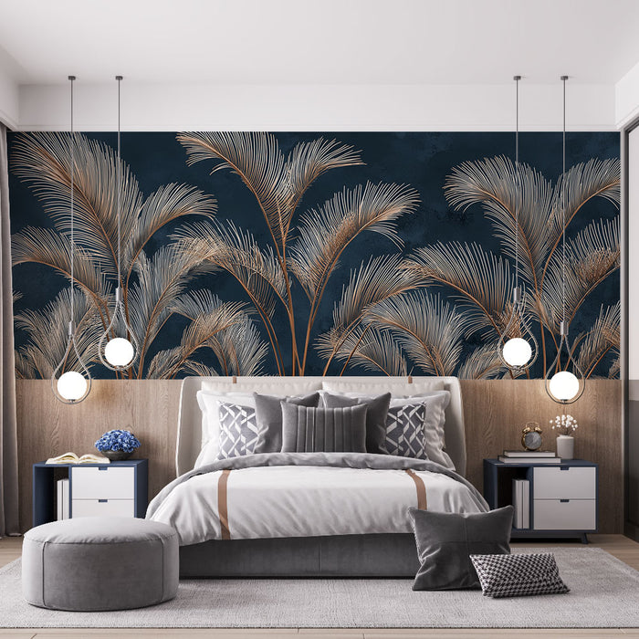 Une chambre moderne avec un papier peint tropical bleu nuit illustrant de grandes palmiers dorés, créant une ambiance élégante et apaisante.