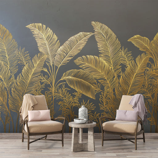 Une pièce moderne avec un papier peint tropical noir orné de grandes feuilles dorées, créant une ambiance élégante et chaleureuse.