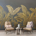 Une pièce moderne avec un papier peint tropical noir orné de grandes feuilles dorées, créant une ambiance élégante et chaleureuse.