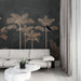 Un salon moderne avec un papier peint tropical noir orné de palmiers dorés, créant une atmosphère élégante et chaleureuse.