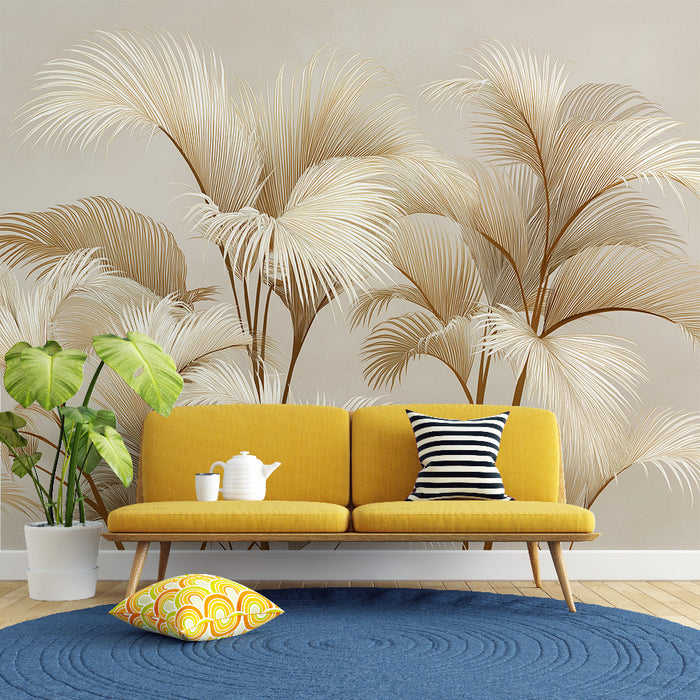 Un salon moderne avec un papier peint tropical beige et doré représentant de grandes feuilles de palmier, créant une atmosphère chaleureuse et accueillante.