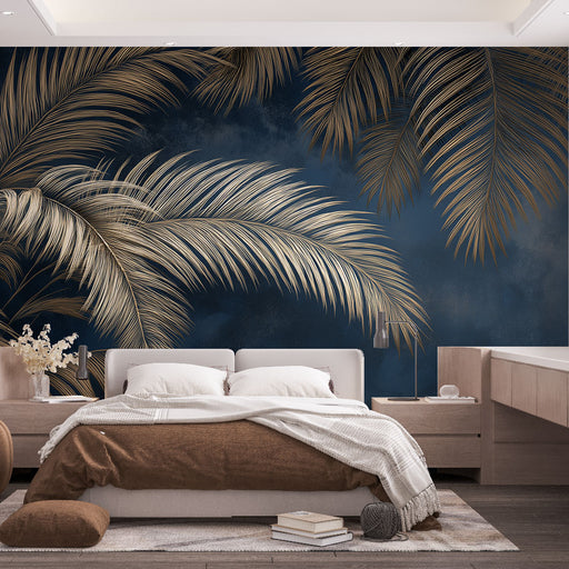 Une chambre moderne avec un papier peint tropical bleu nuit orné de grandes feuilles dorées, créant une ambiance élégante et apaisante.