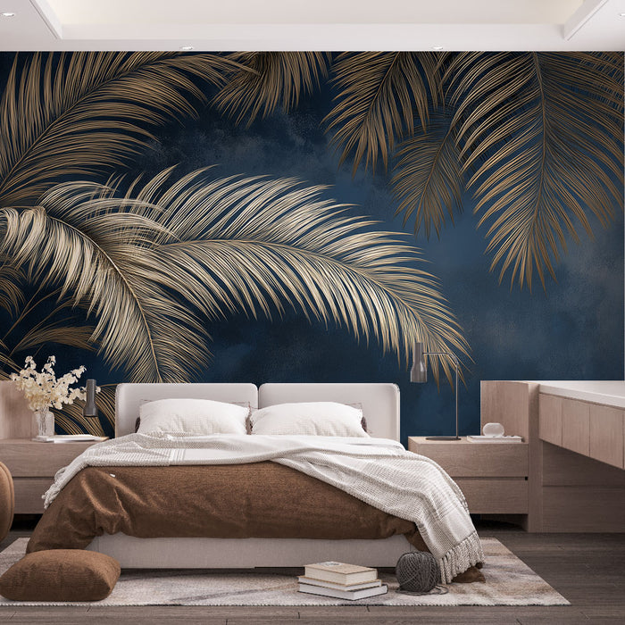 Une chambre moderne avec un papier peint tropical bleu nuit orné de grandes feuilles dorées, créant une ambiance élégante et apaisante.