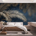 Une chambre moderne avec un papier peint tropical bleu nuit orné de grandes feuilles dorées, créant une ambiance élégante et apaisante.