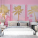 Une chambre moderne avec un papier peint rose pastel orné de palmiers dorés, créant une ambiance tropicale et chaleureuse.
