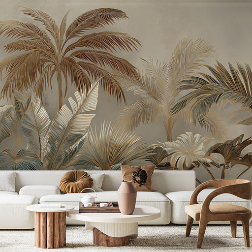 Un salon moderne avec un papier peint tropical aux motifs de palmiers dans des teintes beiges et dorées, créant une atmosphère chaleureuse et élégante.