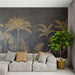 Un salon moderne avec un papier peint noir orné de motifs de palmiers dorés, créant une ambiance élégante et tropicale.