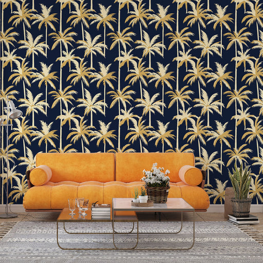 Un salon contemporain avec un papier peint tropical bleu marine orné de palmiers dorés, créant une ambiance estivale et ensoleillée.