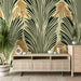 Une pièce moderne avec un papier peint tropical aux grandes feuilles vertes et dorées sur fond clair, créant une ambiance chaleureuse et accueillante.