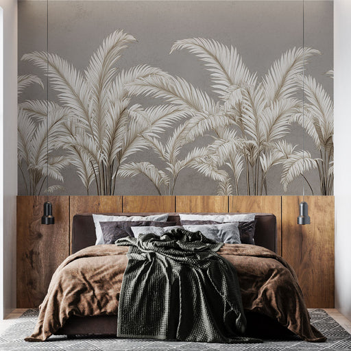 Une chambre moderne avec un papier peint tropical beige représentant de grandes feuilles de palmiers sur fond gris, créant une ambiance apaisante et naturelle.