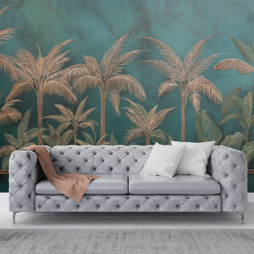 Un salon élégant avec un papier peint tropical vert émeraude illustrant de grandes palmiers dorés, créant une atmosphère exotique et apaisante.