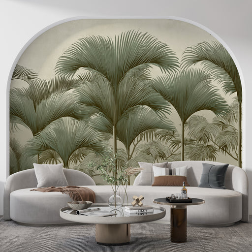 Un salon élégant avec un papier peint tropical représentant de grandes palmiers verts sur un fond beige, créant une atmosphère apaisante et naturelle.