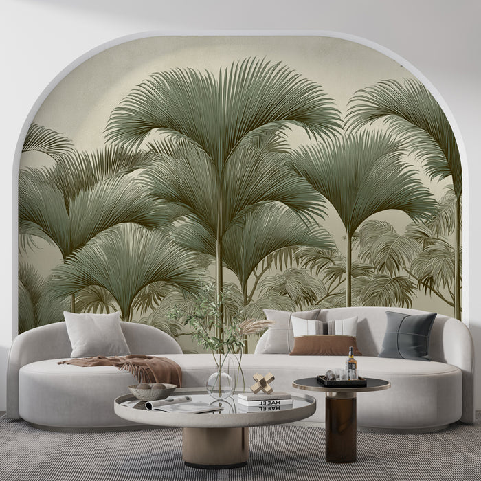 Un salon élégant avec un papier peint tropical représentant de grandes palmiers verts sur un fond beige, créant une atmosphère apaisante et naturelle.