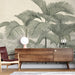 Une pièce moderne avec un papier peint tropical représentant des palmiers délicatement dessinés dans des teintes vertes sur fond beige, créant une ambiance apaisante et naturelle.