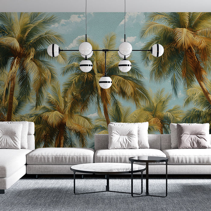 Un salon moderne avec un papier peint tropical représentant de majestueuses palmiers sur fond bleu clair, créant une atmosphère relaxante et ensoleillée.