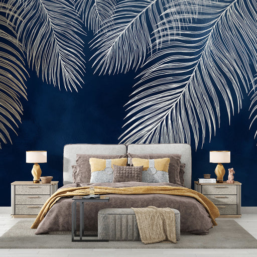 Une chambre élégante avec un papier peint bleu nuit orné de grandes feuilles de palmier blanches, créant une ambiance tropicale et apaisante.