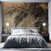 Une chambre moderne avec un papier peint tropical représentant des palmiers noirs sur fond beige, créant une atmosphère apaisante et chaleureuse.