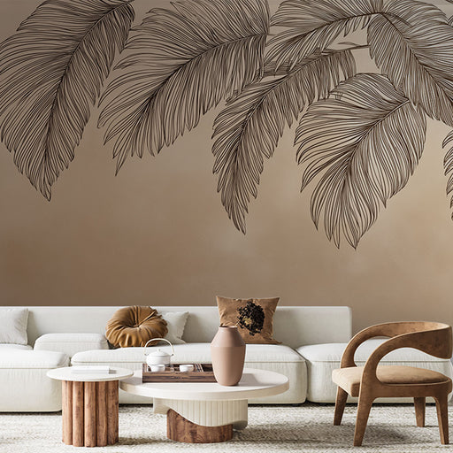 Un salon contemporain avec un papier peint représentant de grandes feuilles de palmier en noir sur un fond beige, créant une atmosphère chaleureuse et naturelle.