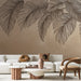 Un salon contemporain avec un papier peint représentant de grandes feuilles de palmier en noir sur un fond beige, créant une atmosphère chaleureuse et naturelle.