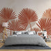 Une chambre moderne avec un papier peint représentant de grandes feuilles de palmier dans des teintes terracotta, créant une ambiance chaleureuse et naturelle.