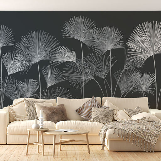 Un salon élégant avec un papier peint noir orné de motifs de palmiers blancs, créant une ambiance moderne et apaisante.