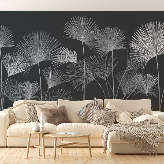 Un salon élégant avec un papier peint noir orné de motifs de palmiers blancs, créant une ambiance moderne et apaisante.
