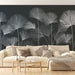 Un salon élégant avec un papier peint noir orné de motifs de palmiers blancs, créant une ambiance moderne et apaisante.