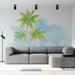 Une pièce moderne avec un papier peint tropical représentant des palmiers aux teintes vertes sur un fond bleu pastel, créant une atmosphère relaxante et estivale.
