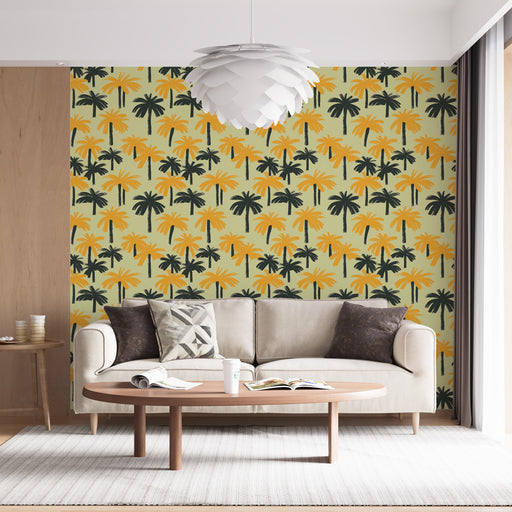 Un salon moderne avec un papier peint tropical aux motifs de palmiers noirs et jaunes sur fond clair, créant une ambiance ensoleillée et accueillante.