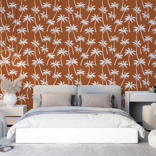 Une chambre moderne avec un papier peint terracotta orné de palmiers blancs, créant une ambiance chaleureuse et tropicale.