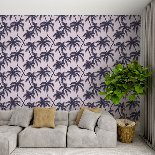 Un salon moderne avec un papier peint tropical aux motifs de palmiers noirs sur fond rose, créant une atmosphère estivale et relaxante.