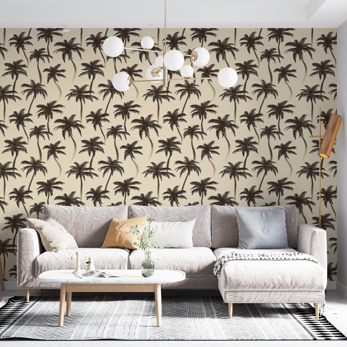 Une pièce de vie moderne avec un papier peint tropical beige illustrant des palmiers brun foncé, créant une ambiance chaleureuse et estivale.