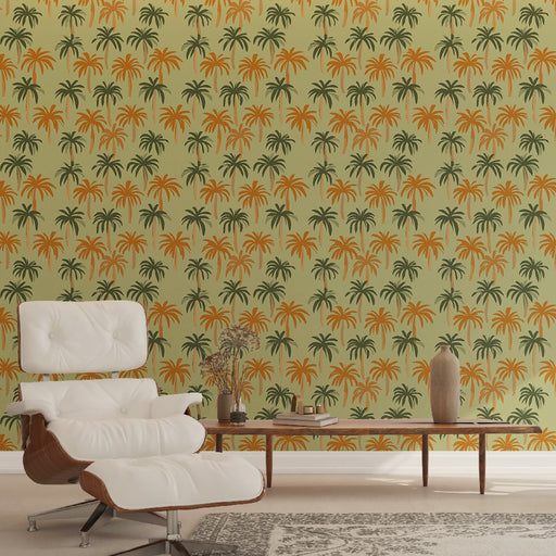 Une pièce moderne avec un papier peint tropical aux motifs de palmiers orange et verts sur fond vert clair, créant une atmosphère chaleureuse et estivale.