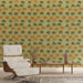 Une pièce moderne avec un papier peint tropical aux motifs de palmiers orange et verts sur fond vert clair, créant une atmosphère chaleureuse et estivale.