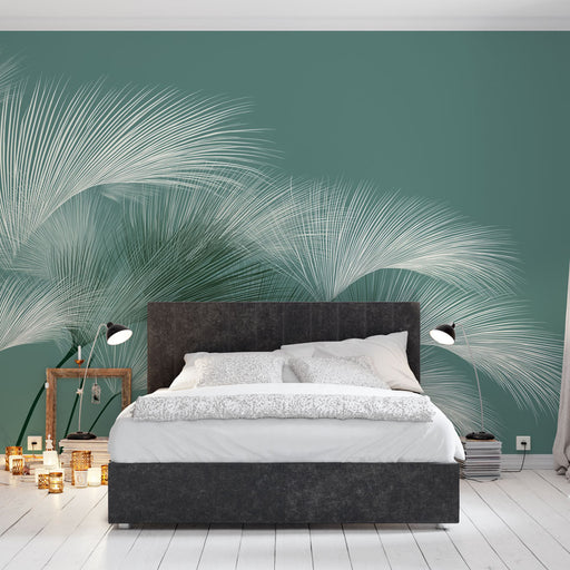 Une chambre moderne avec un papier peint représentant des feuilles de palmier blanches sur un fond vert apaisant, créant une atmosphère tropicale et relaxante.