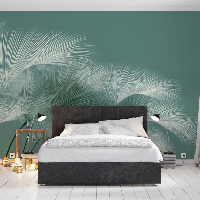 Une chambre moderne avec un papier peint représentant des feuilles de palmier blanches sur un fond vert apaisant, créant une atmosphère tropicale et relaxante.