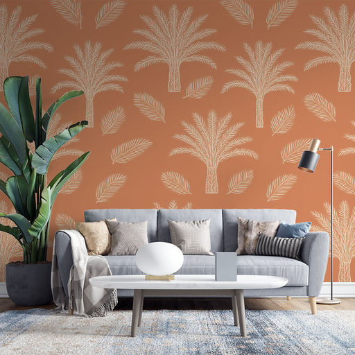 Un salon moderne avec un papier peint terracotta orné de motifs de palmiers et de feuilles, créant une ambiance chaleureuse et tropicale.