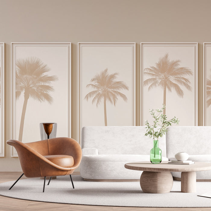 Un salon élégant avec un papier peint beige clair illustrant des palmiers en ton sur ton, créant une atmosphère apaisante et estivale.