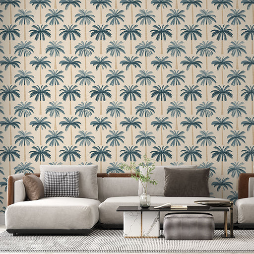 Un salon moderne avec un papier peint tropical représentant des palmiers bleus sur fond beige, créant une atmosphère relaxante et estivale.
