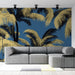 Un salon moderne avec un papier peint tropical bleu profond illustrant des palmiers dorés, créant une ambiance estivale et relaxante.