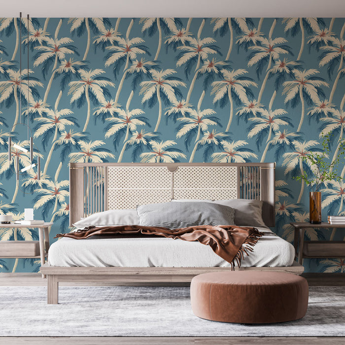 Une chambre contemporaine avec un papier peint tropical bleu représentant de grandes palmiers aux teintes crème et vertes, créant une atmosphère estivale et apaisante.