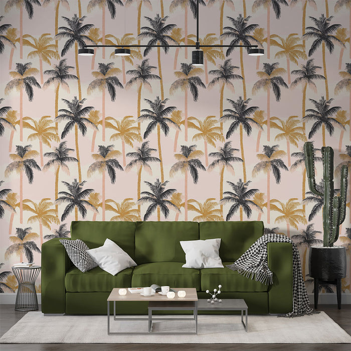 Un salon moderne avec un papier peint tropical aux palmiers noirs et dorés sur fond rose, créant une atmosphère chaleureuse et estivale.