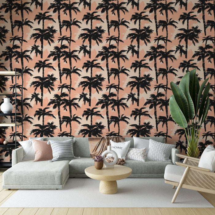 Un salon moderne avec un papier peint tropical aux silhouettes de palmiers noirs sur fond rose, créant une ambiance estivale et accueillante.