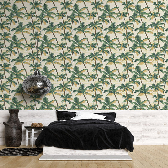 Une chambre moderne avec un papier peint tropical représentant des palmiers verts et dorés sur fond clair, créant une ambiance estivale et relaxante.