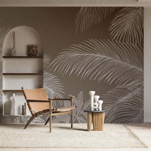 Un salon contemporain avec un papier peint représentant de grandes feuilles de palmier blanches sur fond brun, créant une ambiance chaleureuse et naturelle.