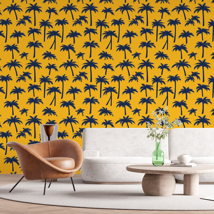 Un salon moderne avec un papier peint tropical jaune vif orné de palmiers noirs, créant une ambiance estivale et dynamique.
