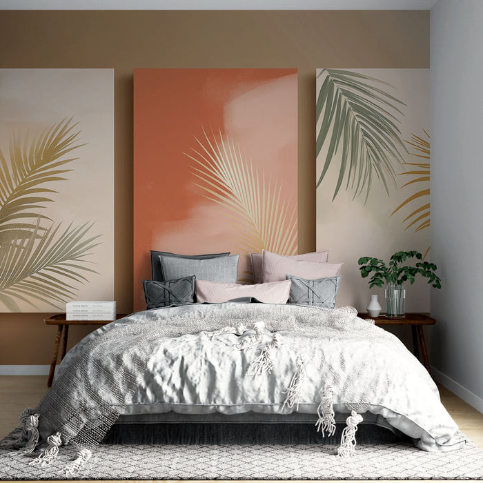 Une chambre apaisante avec un papier peint représentant des feuilles de palmier dans des teintes douces de beige, rose et vert, créant une ambiance tropicale et relaxante.