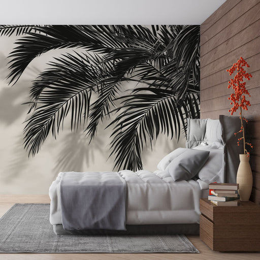 Une chambre moderne avec un papier peint représentant des feuilles de palmier en noir et blanc sur fond beige, créant une ambiance à la fois chic et apaisante.