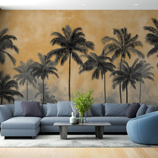Un salon contemporain avec un papier peint représentant des palmiers en noir sur fond doré, créant une ambiance tropicale et chaleureuse.