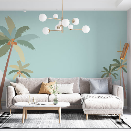 Un salon lumineux avec un papier peint tropical aux teintes douces, représentant des palmiers stylisés sur un fond bleu apaisant, créant une ambiance estivale et relaxante.